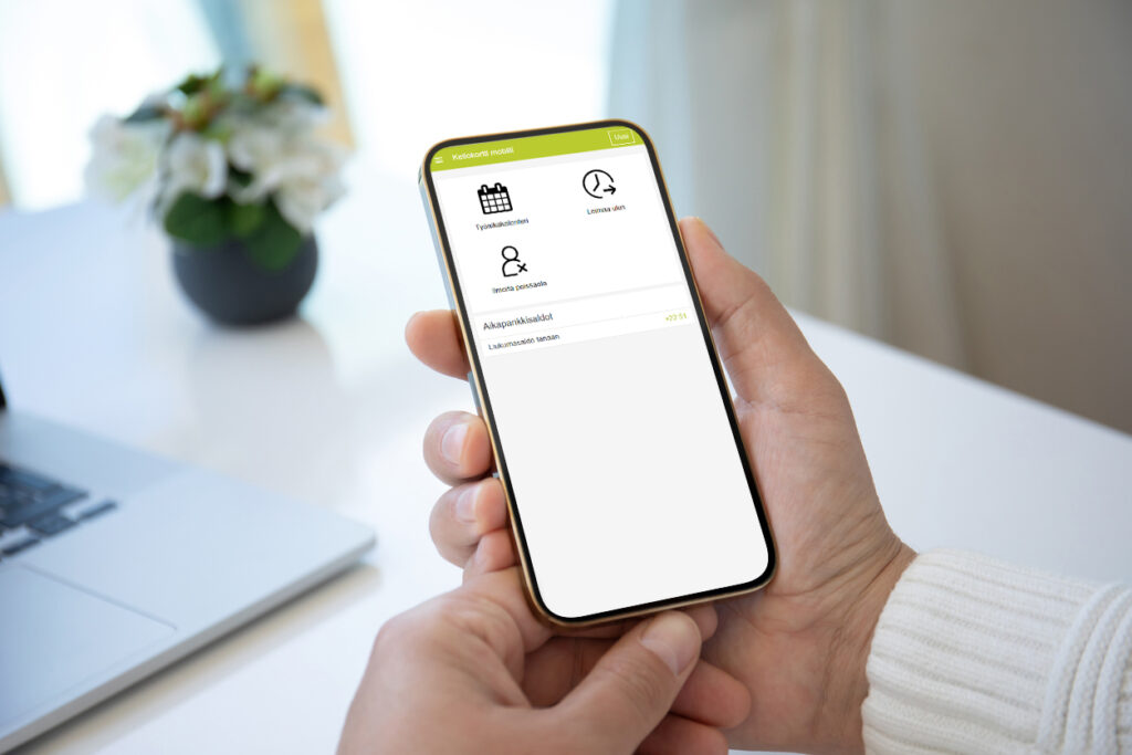Työntekijä käyttään työajanseurannan mobiilisovellusta
